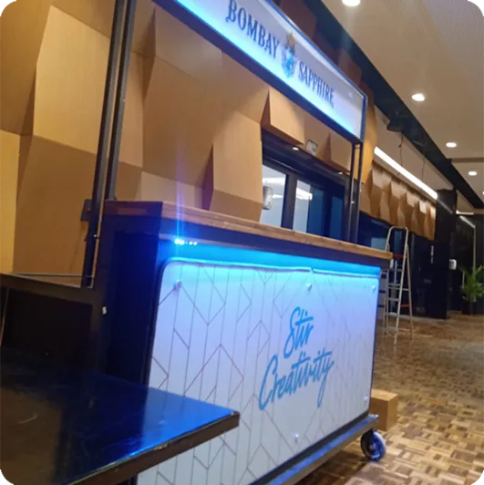 Balcão da Bombay Sapphire montado em corredor de shopping