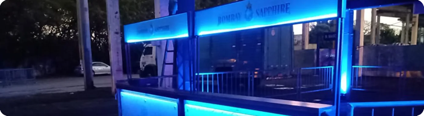 Bar externo da Bombay Sapphire iluminado em azul durante a montagem