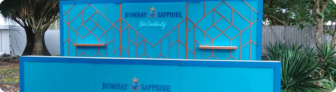 Painel geométrico e balcão da Bombay Sapphire montados em área externa