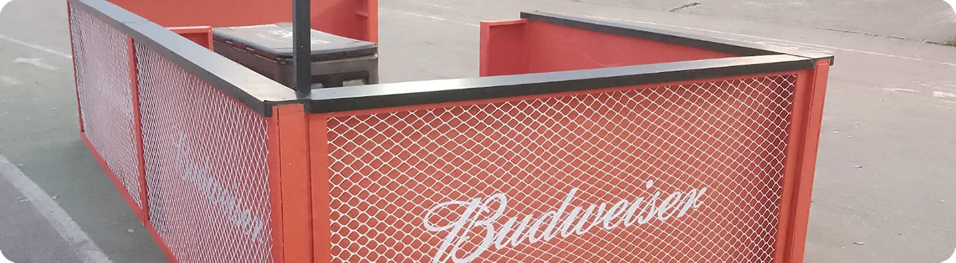 Bar metálico da Budweiser em tela expandida, montado em área externa