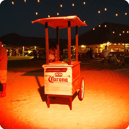 Carrinho da Corona montado na areia em ativação de praia
