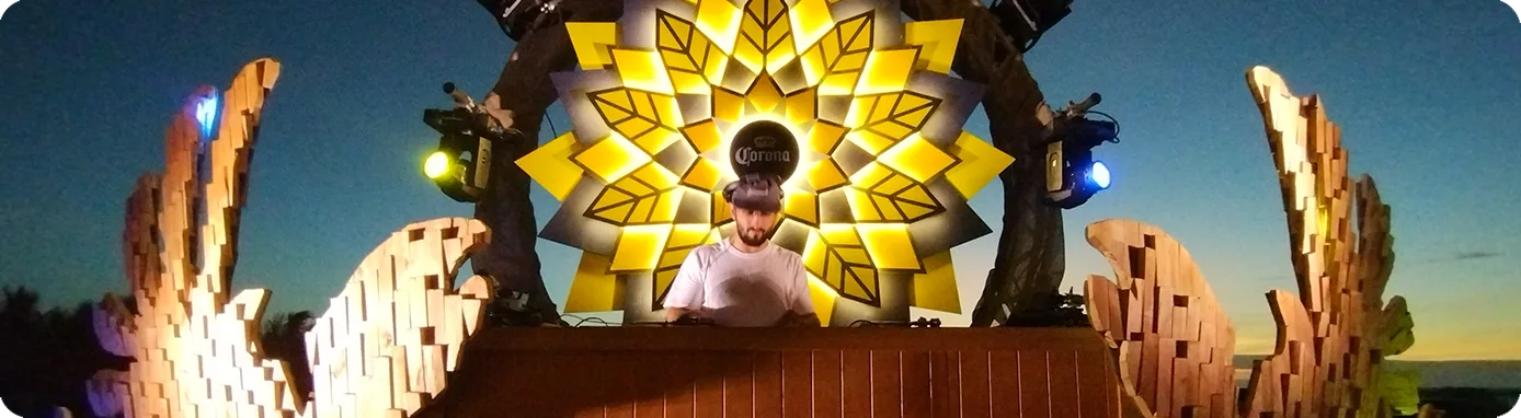 Palco de DJ da Corona com painel cenográfico em formato de sol iluminado