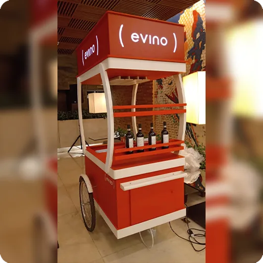 Carrinho promocional de degustação da Evino montado em corredor de shopping