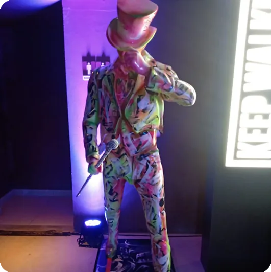 Escultura pintada do Striding Man da Johnnie Walker em ativação noturna