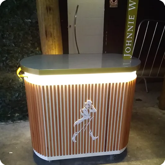 Balcão da Johnnie Walker em ripado de madeira, iluminado, montado em evento