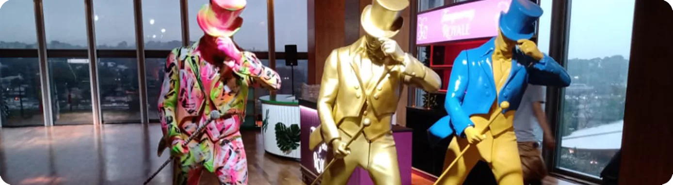 Três esculturas do Striding Man da Johnnie Walker posicionadas em evento