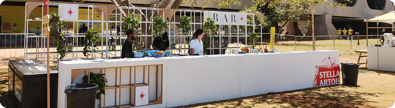 Bar de bancada longa da Stella Artois montado em área externa do evento