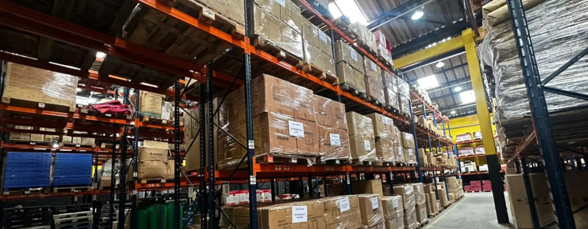 Interior do centro de distribuição da Carrear, com porta-paletes ocupados